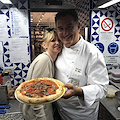 Anna Faris in vacanza in Costiera Amalfitana con il fidanzato Michael Barrett. L’attrice ospite della nostra pasticceria