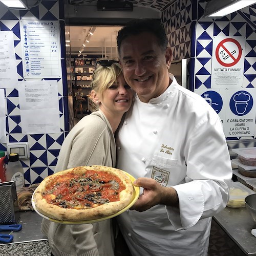Anna Faris in vacanza in Costiera Amalfitana con il fidanzato Michael Barrett. L’attrice ospite della nostra pasticceria