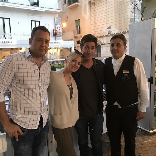 Anna Faris in vacanza in Costiera Amalfitana con il fidanzato Michael Barrett. L’attrice ospite della nostra pasticceria