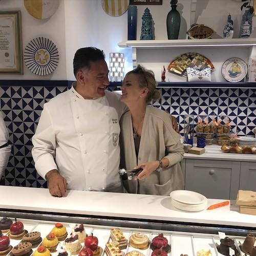 Anna Faris in vacanza in Costiera Amalfitana con il fidanzato Michael Barrett. L’attrice ospite della nostra pasticceria