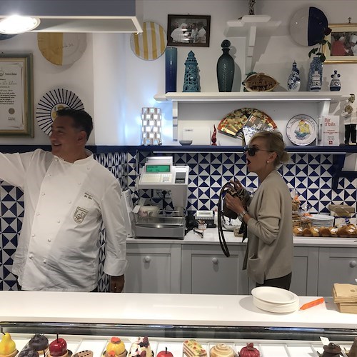 Anna Faris in vacanza in Costiera Amalfitana con il fidanzato Michael Barrett. L’attrice ospite della nostra pasticceria