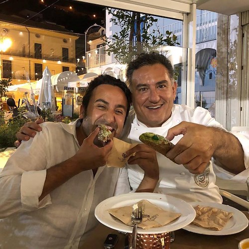 Con lo Chef Natale Giunta degustando una specialità siciliana "made in Amalficoast"