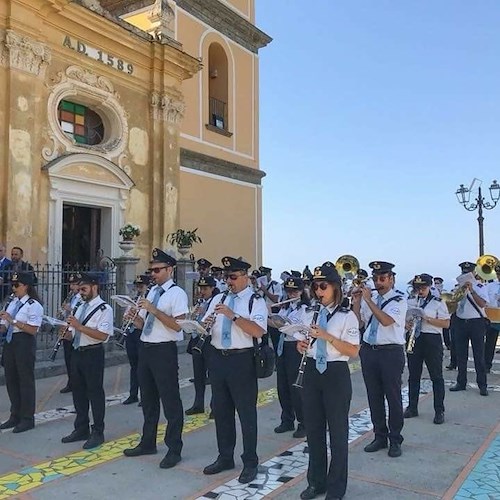 Domenica 5 agosto appuntamento all'alba a Minori con la banda musicale nel nuovo look dello sponsor Sal De Riso Costa d'Amalfi