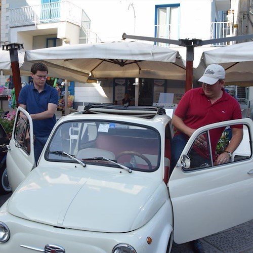 L'amore per le cose buone e genuine: il nostro gelato apprezzato dagli equipaggi francesi in Fiat 500