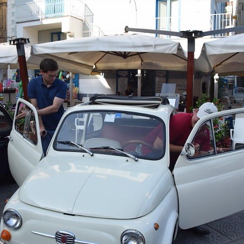 L'amore per le cose buone e genuine: il nostro gelato apprezzato dagli equipaggi francesi in Fiat 500