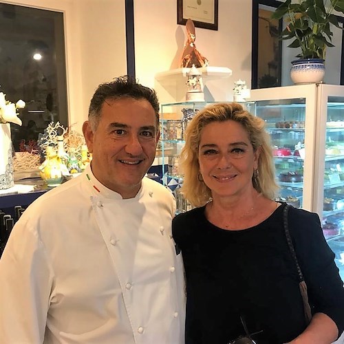 Monica Guerritore ospite della nostra Pasticceria dopo aver cantato l’amore delle donne a Minori 