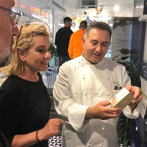 Monica Guerritore ospite della nostra Pasticceria dopo aver cantato l’amore delle donne a Minori 